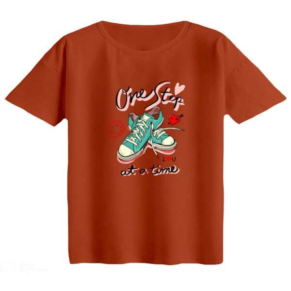 تی‌شرت  اورسایز آستین کوتاه زنانه مدل باکسی طرح کتونی کد ۵ رنگ آجری